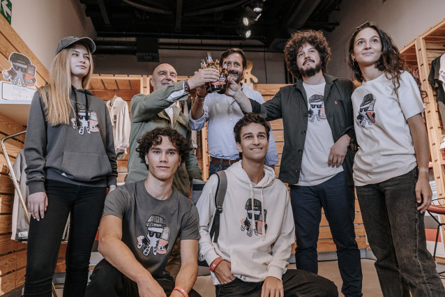 El director de Trade Marketing de Hijos de Rivera, Manel P. Piñon, el fundador de elPulpo, José A. Chacón, y el actor y humorista Xosé A. Touriñán, durante la presentación de la colección 'From North to the World', en MEGA