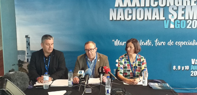 Los doctores Tato Vázquez Lima, José Manuel Fandiño y Maite Maza, en la presentación del XXXII Congreso Nacional de la Sociedad Española de Medicina de Urgencias y Emergencias (SEMES), que se celebra en Vigo del 8 al 10 de junio de 2022.