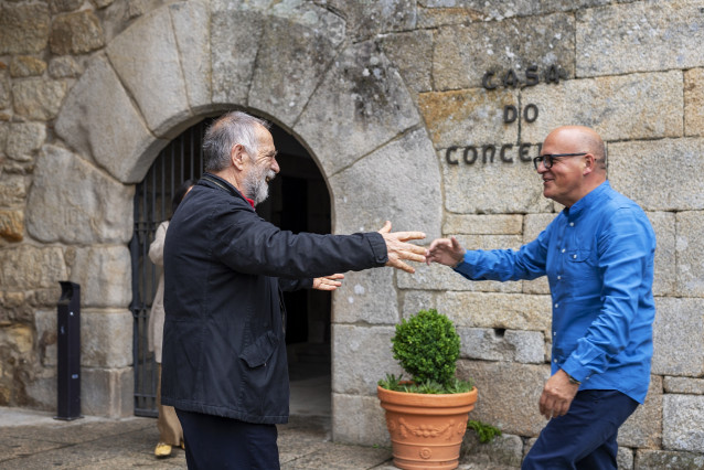 El presidente de la Diputación de Ourense, Manuel Baltar, durante el encuentro con el escultor Acisclo Manzano, que recibirá la Medalla de Oro de Ourense por una vida 