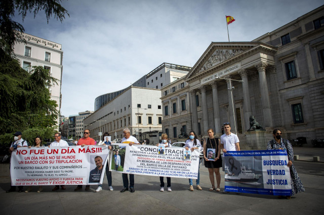 Familiares de marineros fallecidos sostienen pancartas y fotografías en una concentración, a las puertas del Congreso de los Diputados, a 8 de junio de 2022, en Madrid (España). Los familiares de las 21 víctimas del naufragio del pesquero gallego 'Villa d