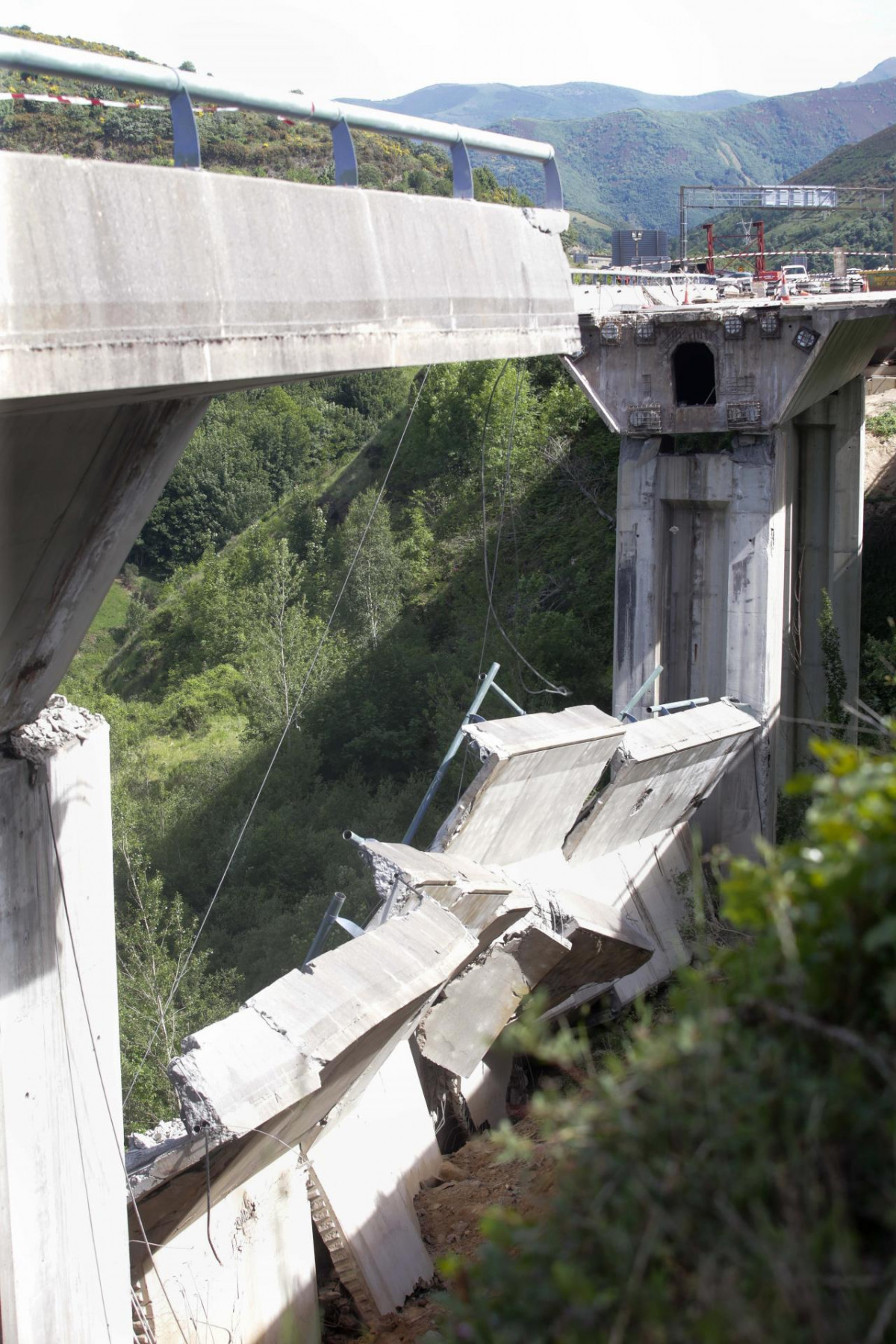 La parte del puente que se ha desprendido, a 7 de junio de 2022, en Vega de Varcarce, León, Castilla y León  (España). Parte del viaducto de El Castro en la A-6, en dirección Madrid, se ha despren