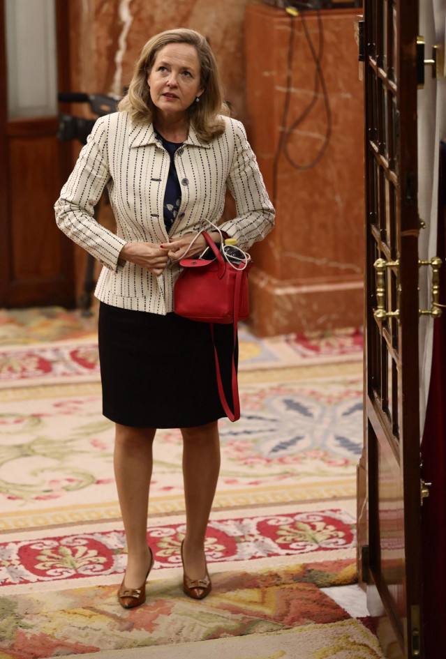 La vicepresidenta primera y ministra de Asuntos Económicos y Transformación Digital, Nadia Calviño, en una sesión plenaria, en el Congreso de los Diputados, a 26 de mayo de 2022, en Madrid (España). Durante el pleno, el Ejecutivo central debe responder a