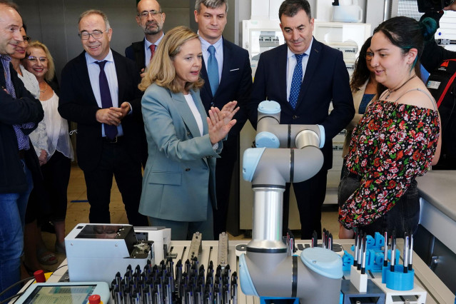 La vicepresidenta primera y ministra de Economía, Nadia Calviño, y el conselleiro de Educación, Román Rodríguez, conversan durante una visita al Centro Integrado de FP Politécnico, a 10 de junio de 2022, en Santiago de Compostela, A Coruña, Galicia.