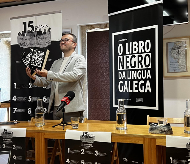 El escritro Carlos Callón durante la presentación de su novela O libro negro da lingua galega, la obra que recorre 500 años de persecución y silenciamiento del gallego
