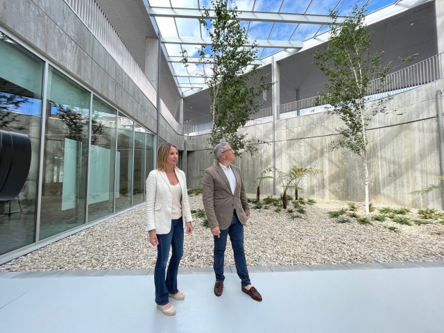 La delegada de la Xunta en Vigo, Marta Fernández-Tapias, y el director xeral de Mobilidade, Ignacio Maestro, en la nueva estación de buses de Vigo.
