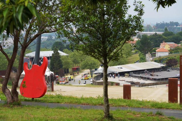 Vista general del escenario principal del festival O Son do Camiño tras haber sido derrumbado, en Monte do Gozo, a 10 de junio de 2022, en Monte do Gozo, Santiago de Compostela, A Coruña, Galicia, (España). La estructura metálica de uno de los laterales d