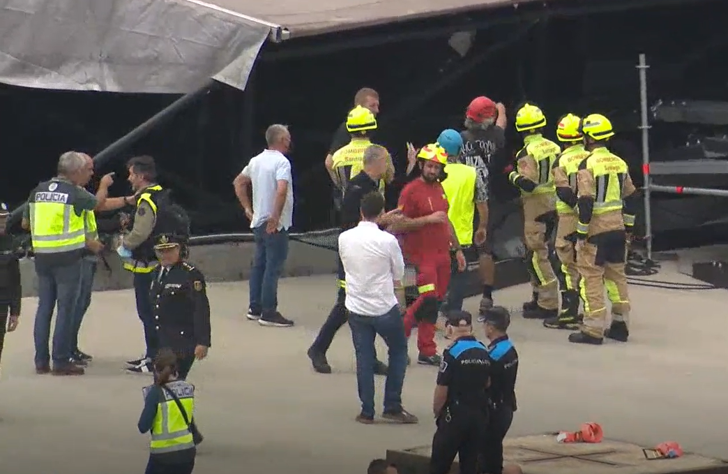 Agentes de la Policía Nacional, bomberos y operarios examinando el escenario desplomado en O Son do Camiu00f1o en O Monte do Gozo de Santiago