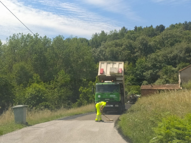 Obras en una carretera provincial en Pantón (Lugo).