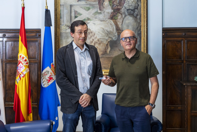 Reunión Manuel Baltar (Presidente Da Deputación Ourense) Con Miguel Cabo Villaverde (Mestre Da Universidade De Compostela), Responsable De Escribir As Memorias De Basilio Álvarez.