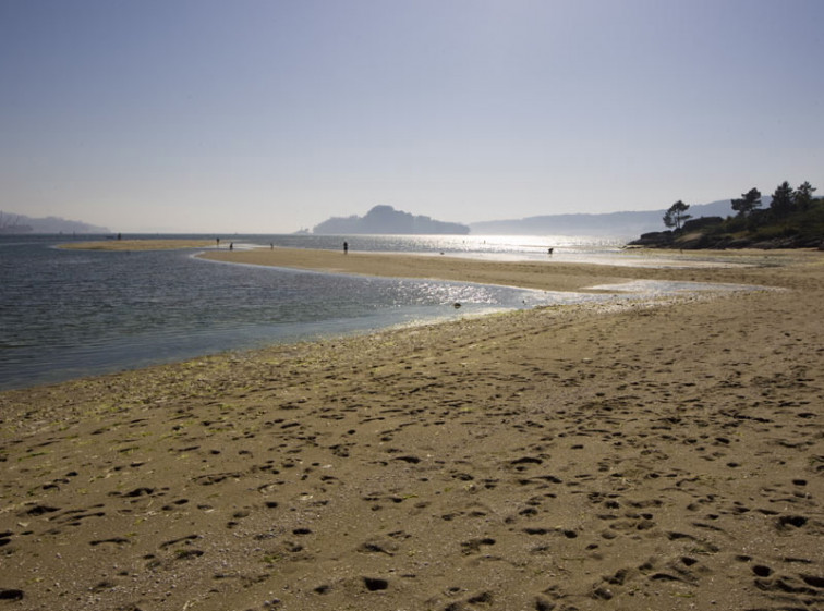 Pesar en Poio por la muerte de una mujer que se desvaneció en la playa de Lourido​