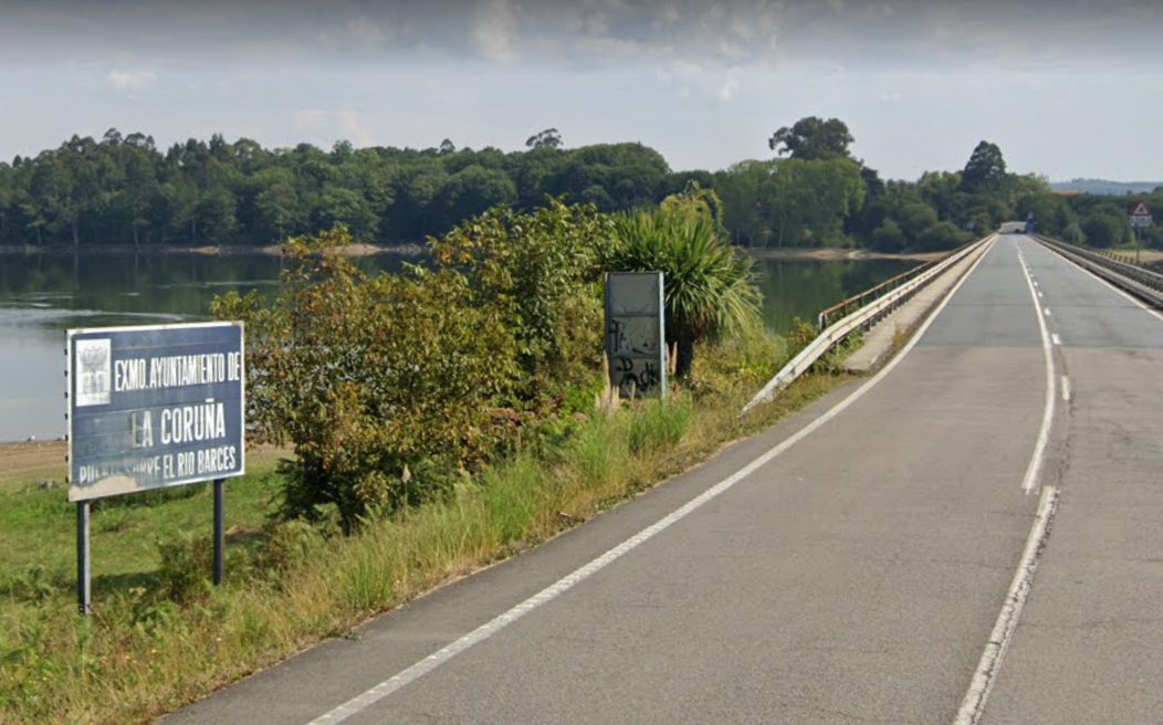 La carretera AC 221 cruzando el embalse de Cecebre en una imagen de Google Street View