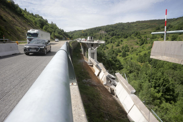 Varios vehículos circulan por la zona de arriba de donde se ha desprendido la parte de un puente, a 7 de junio de 2022, en Vega de Varcarce, León, Castilla y León (España). Parte del viaducto de El Castro en la A-6, en dirección Madrid, se ha desprendido