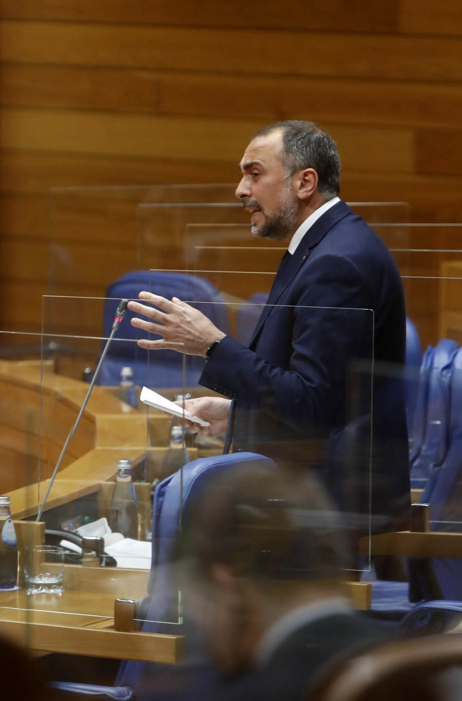 Archivo - El conselleiro de Sanidade, Julio García Comesaña, durante el pleno del Parlamento gallego