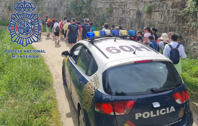 Escolares del CEIP Pombal de Vigo hacen parte del Camino de Santiago con apoyo de agentes de la Policía Nacional.