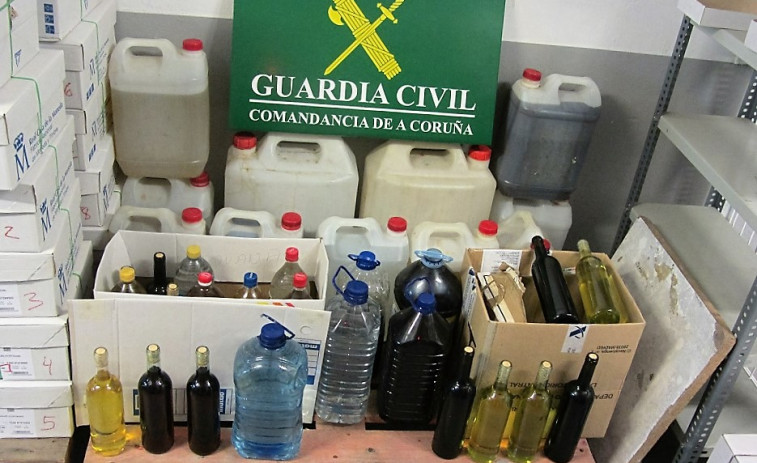 La Guardia Civil interviene en un almacén de A Coruña 132 litros de licores sin etiquetar