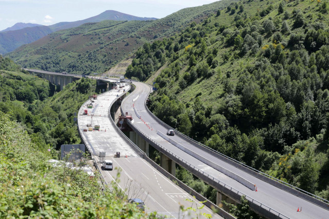 Vista general del puente del que se ha desprendido una parte, a 7 de junio de 2022, en Vega de Varcarce, León, Castilla y León  (España). Parte del viaducto de El Castro en la A-6, en dirección Madrid, se ha desprendido la mañana de hoy. El puente se enco