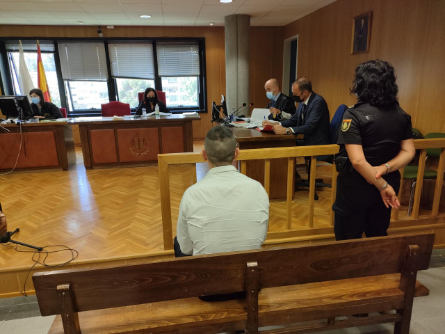 El exboxeador vigués, Roberto Domínguez, acepta 6 meses de prisión por amenazar a su expareja, en una vista de conformidad en el juzgado de lo Penal 3 de Vigo.