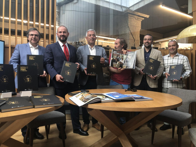 El periodista Luis Congil en la presentación de su libro 'La maravillosa historia del vino en Galicia' junto al secretario xeral de política lingüística, Valentín García.