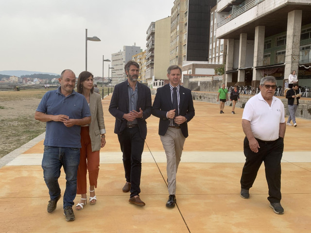 El delegado del Gobierno, José Miñones, y el alcalde de Vilagarcía, Alberto Varela, en el nuevo paseo marítimo de la playa de Compostela