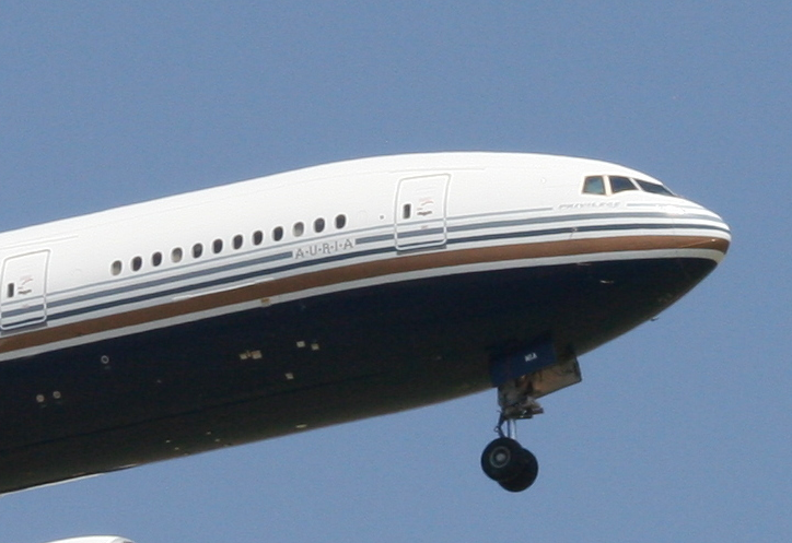 El Auria uno de los Boeing 777 de Privilige Style con nombre gallego en una foto publicada en wikimedia por Oyoyoy