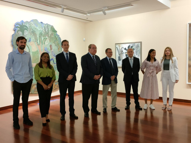 El presidente de Afundación, Miguel Ángel Escotet (centro), con Luciano Méndez: el director de la Fundación Salamanca Ciudad de Cultura y Saberes, José Luis Barba; varios artistas y las comisarias de la muestra de arte cubano 'Sueño de Navegante'.