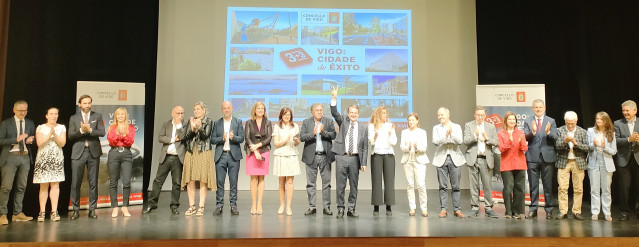 El alcalde de Vigo, Abel Caballero, en el centro, con su equipo de gobierno, durante el acto de balance de 