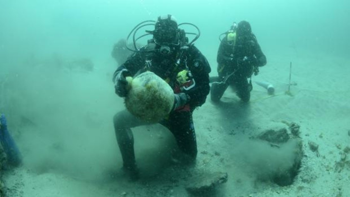 Buzos rescatando material del galeu00f3n San Giacomo di Galizia en la anterior campau00f1a de arqueologu00eda submarina