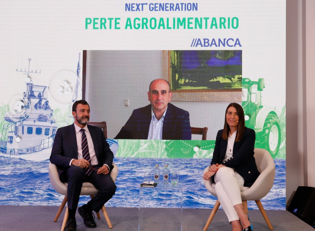 César Cantalapiedra López, socio de Analistas Financieros Internacionales; Andrés Montero Aparicio, del gabinete de Presidencia del Gobierno, y  Gondar Álvarez, directora de Next Generation Abanca
