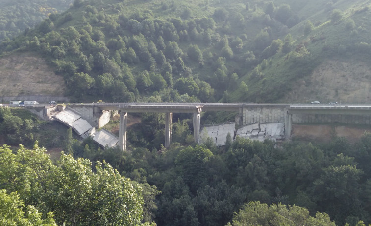Nuevo derrumbe en el puente de la autovía A-6 en O Castro, Pedrafita do Cebreiro, Lugo
