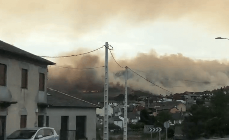 El viento reactiva un incendio forestal en Larouco,  que ya quema 100 hectáreas, y hay otro de 70 hectáreas