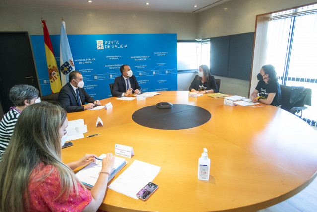 El conselleiro de Sanidade, Julio García Comesaña, se reúne con representantes de al Asociación querEndo, Mulleres con Endometriose.