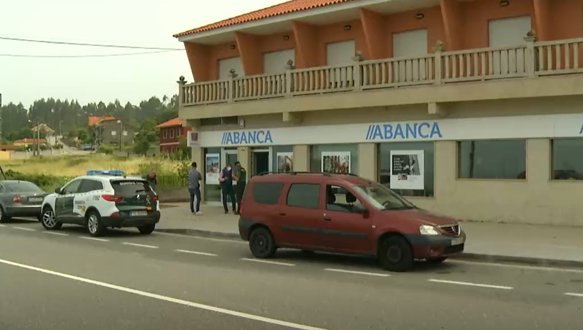 La Guardia Civil en la oficina de Abanca en Oia tras el intento de atraco en una imagen de la CRTVG