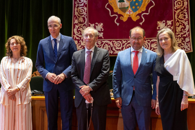 El vicepresidente primeiro y conselleiro de Economía, Industria e Innovación, Francisco Conde, y el rector de la USC, Antonio López, asisten al acto de entrega de la Insignia de Oro de la USC al investigador Robert Langer.