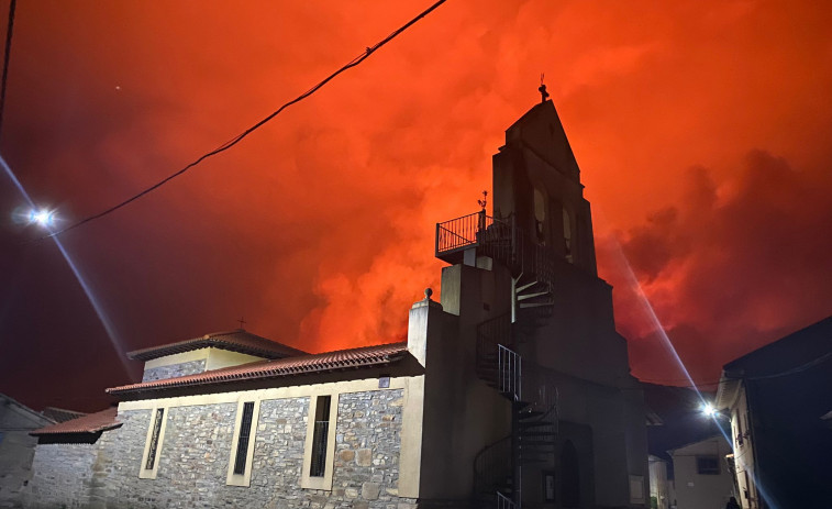 La vecina Zamora llora el desastre de Sierra de la Culebra, devorada por las llamas desde hace días