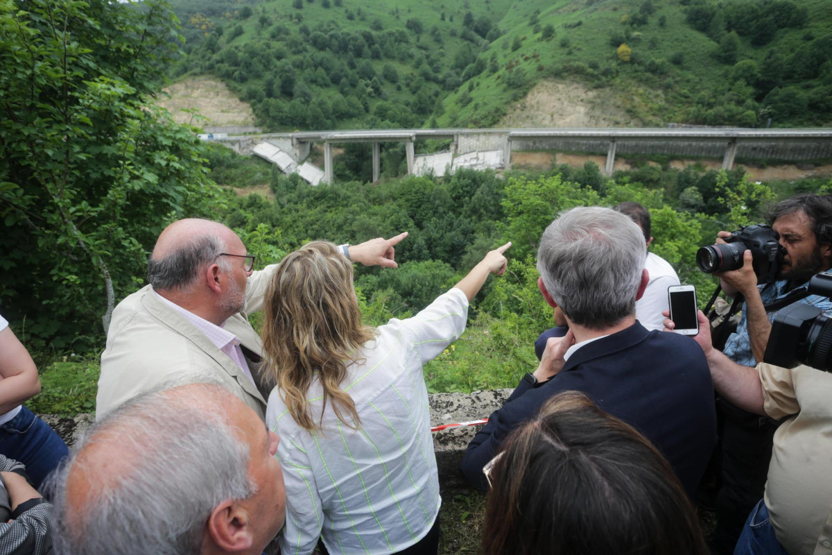 El presidente de la Xunta de Galicia, Alfonso Rueda (d), y la ministra de Transportes, Raquel Sánchez (c), durante su visita a la parte del acueducto caído de Pedrafita do Cebreiro, a 17 de junio de