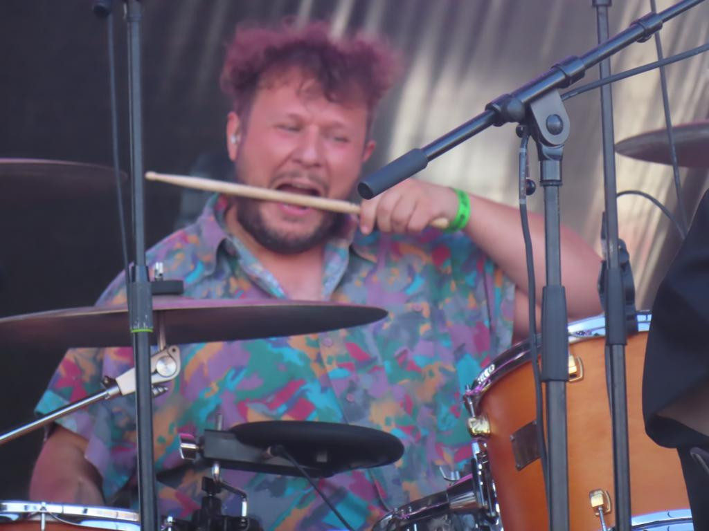 Rafael Mallo bateru00eda de Triu00e1ngulo de Amor Bizarro sudando a las seis de la tarde del domingo en el escenario principal de O Son do Camiu00f1o