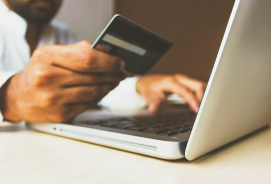 Comprando en internet con tarjeta de crédito desde un portátil