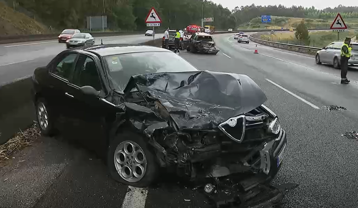 Accidente de tru00e1fico en el perifu00e9rico de Santiago en una imagen de la Televisiu00f3n de Galicia