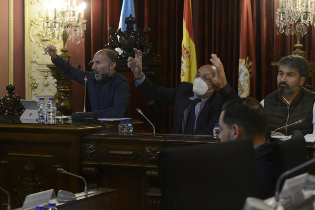 Archivo - El alcalde de Ourense, Gonzalo Pérez Jácome (1i), interviene durante un pleno en el Concello de Ourense.