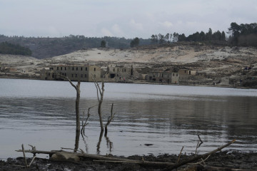 Archivo - Ruinas de la aldea de Aceredo, a 12 de febrero de 2022, en Lobios, Ourense, Galicia (España). La sequía, producida en las cuencas gallegas por la falta de lluvia, ha dejado Aceredo al desc