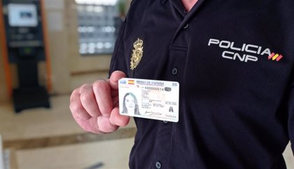 La odisea para renovar el DNI o el pasaporte en las provincias de Pontevedra y A Coruña provoca la denuncia de los sindicatos