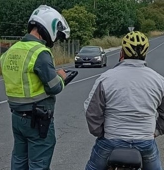 La Guardia Civil sorprende al conductor de un ciclomotor que circulaba con un casco de ciclista en Abadín (Lugo).