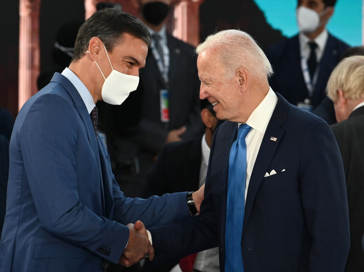 El presidente del Gobierno, Pedro Su00e1nchez (i), conversa con el presidente de Estados Unidos, Joe Biden (d), durante la cumbre del G20, en el centro de congresos de la Nuvola, a 20 de octubre de 2021, en Roma (Italia) 