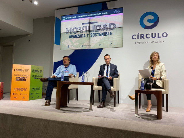 El director del Igape, Fernando Guldrías (centro), en una jornada sobre movilidad sostenible, en el Círculo de Empresarios de Galicia.