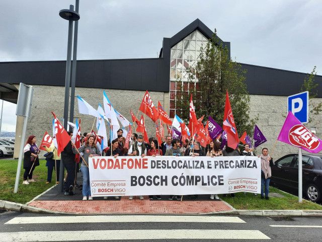 Trabajadores de Bosch concentrados delante de la sede de Vodafone por la deslocalización del servicio.