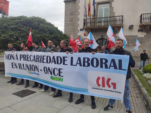 Representantes de trabajadores de Ilunion Servicios Industriales Galicia, concentrados ante la Delegación del Gobierno en Galicia