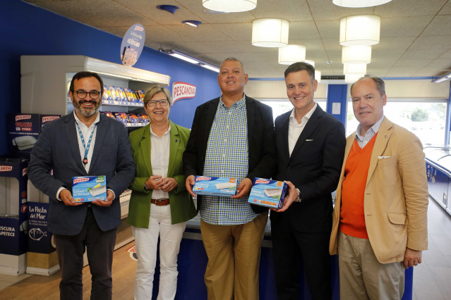 El ministro de Pesca de Namibia visita Nueva Pescanova, que tiene más de 2.200 empleados en el país africano.