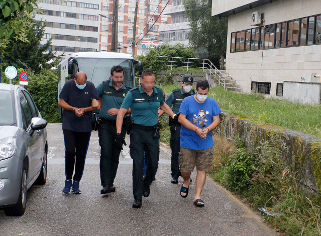 Varios guardias civiles pasan a disposición judicial a varios de los detenidos durante un operativo antidroga.