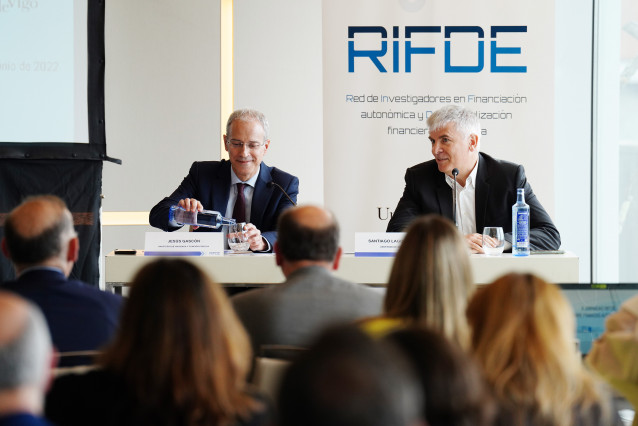 El secretario de estado de Hacienda Jesús Gascón (i), junto al  catedrático del Departamento de Economía Aplicada de la Universidad de Vigo y codirector de RIFDE, Santiago Lago Peñas, en un debate sobre la reforma del sistema de financiación autonómico, a