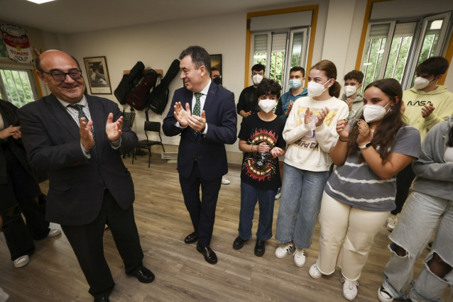 El conselleiro de Cultura, Educación, FP e Universidades, Román Rodríguez, durante su visita al IES A Xunqueira I de Pontevedra